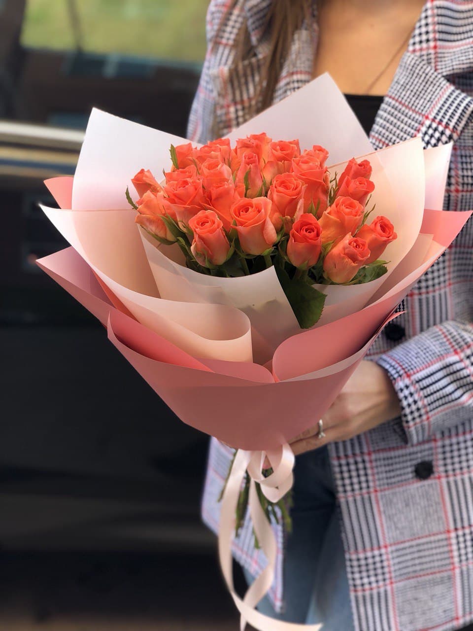 Картинка Букет из 25 роз "Коралл" 80 см