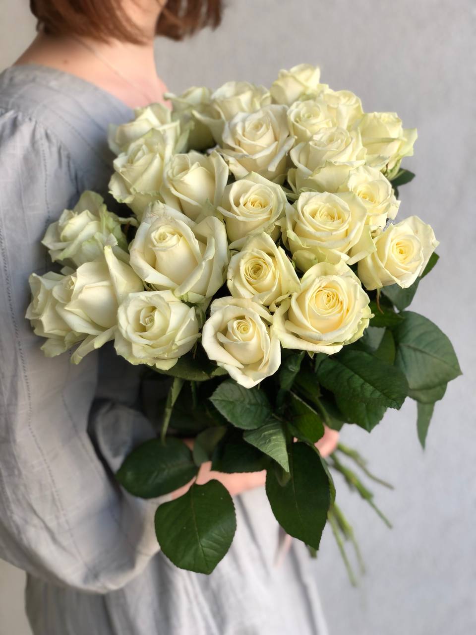 Картинка Букет из 23 белых роз "Лагуна" 60 см
