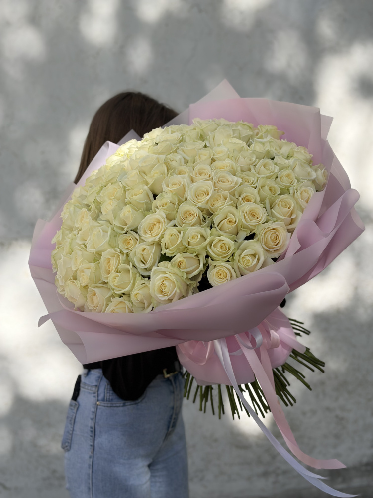 Картинка Букет из 75 роз "Белая ночь" 60см
