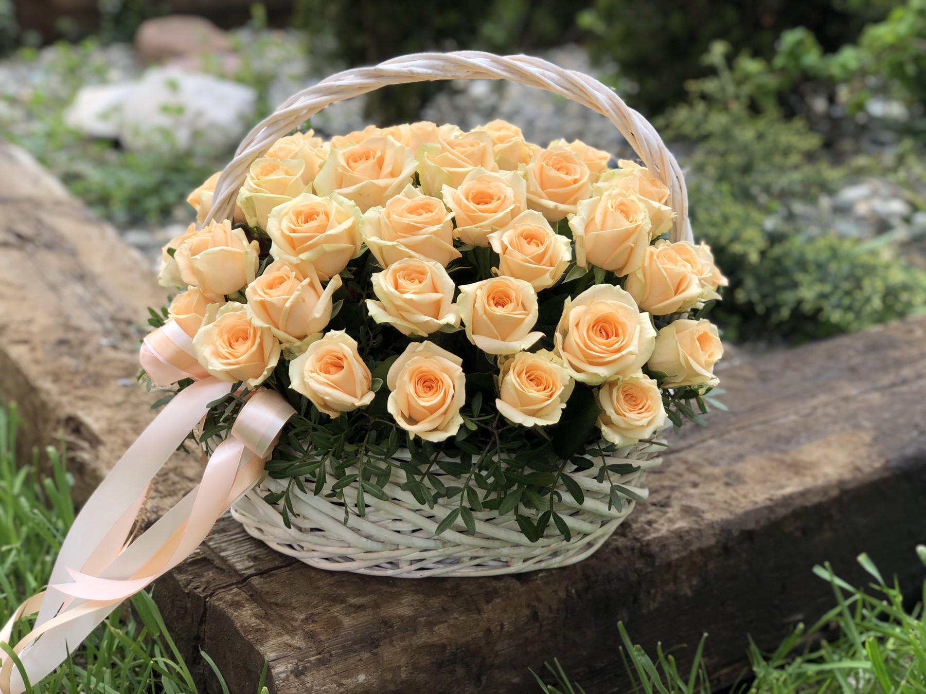 Картинка Корзина из 51 персиковой розы